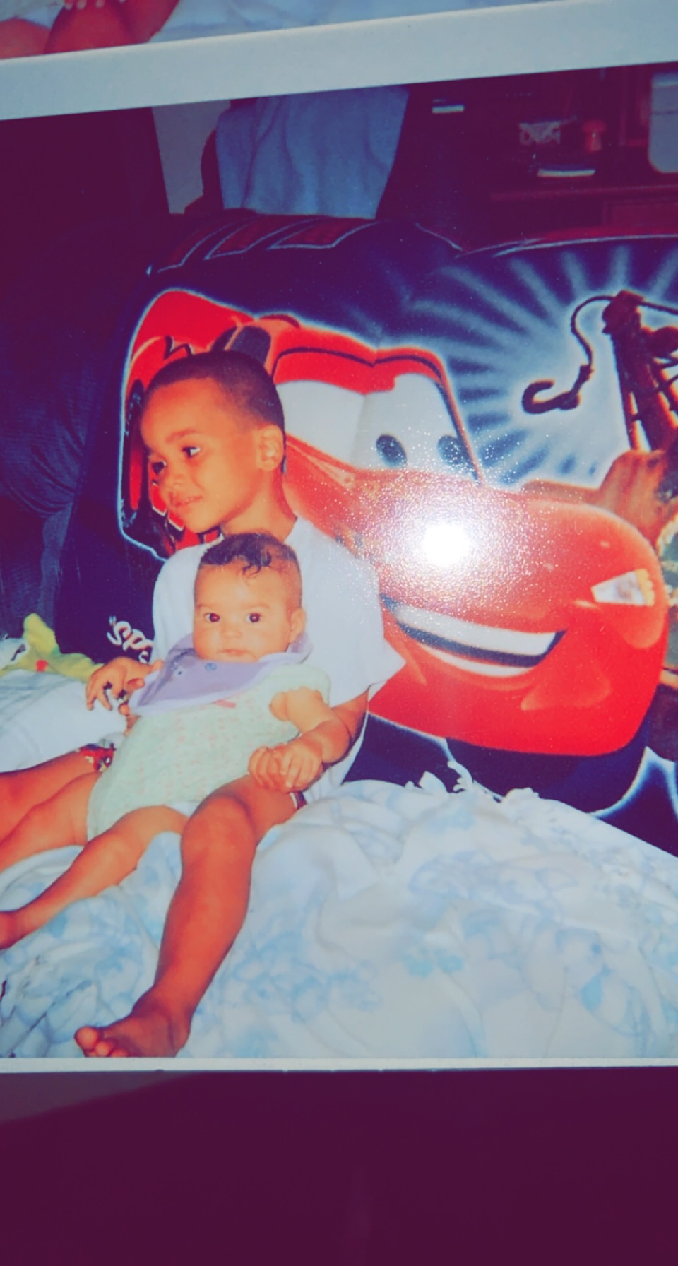 Young Que holding his sibling